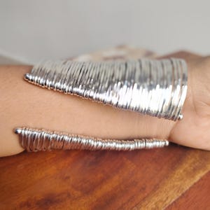 Breite Gehämmerte Manschette Mehrdraht Armreif, Verstellbares Manschettenarmband, Boho Manschettenarmband Geschenkidee zum Geburtstag