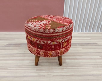 Livfull röd bänk, Rund kelimpuff, Lantlig inredning, Retro fotpall, Träslöjdsstol, Unik fåtölj, Ottomansk pianosits, RSF 46