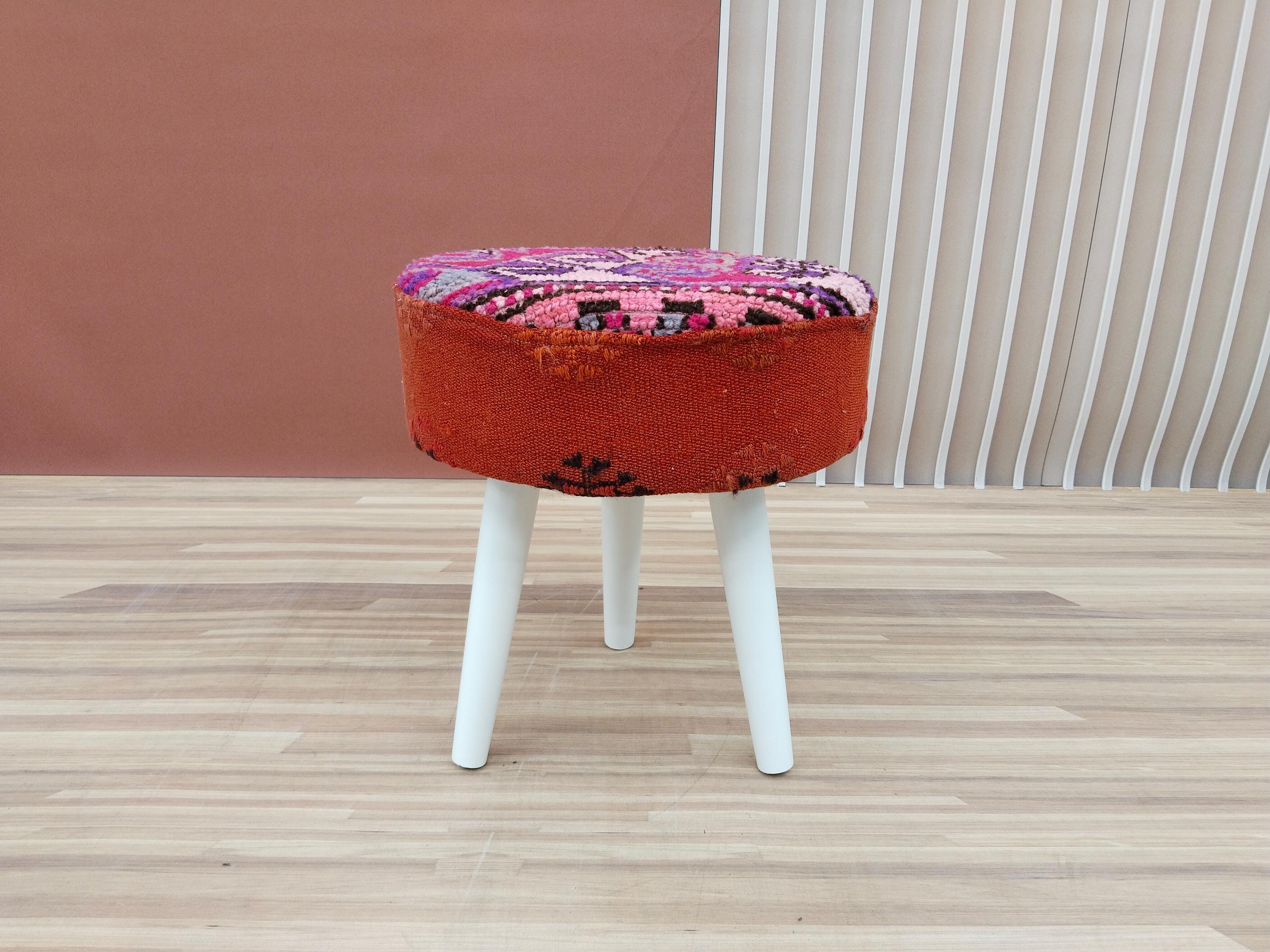 Accent Stool, Stool for Chair, Make up Stool, Round Top Stool, Vintage — free download