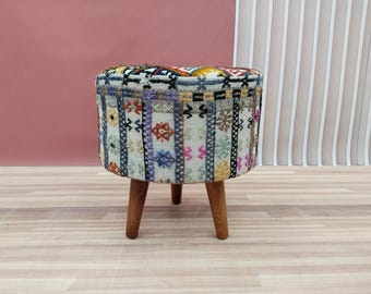 スツール　ハンドメイド カラフルなプーフスツール、幾何学的なデザインのシート、ラウンド