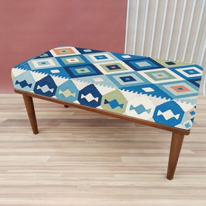 Moderne Schuhbank, Blauer Küchenstuhl, Geometrische Bank, Holzbeine, Minimalistische Bank, Akzentstück, Bank nach Maß, Boho Bank, RSB 292