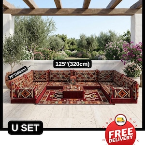 Puede incluir: Un conjunto de asientos al aire libre en forma de U con una alfombra y cojines estampados. El conjunto mide 320 cm de ancho y 180 cm de profundidad. Los cojines y la alfombra presentan un diseño rojo, marrón y dorado. Incluye el texto "U SET".