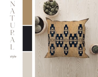 Puede incluir: Un cojín cuadrado beige con un diseño geométrico azul. Pequeños cactus en macetas están dispuestos alrededor sobre una superficie de madera clara. La palabra "NATURAL" está apilada verticalmente junto a una paleta de colores beige, negro y beige claro, con "style" debajo.