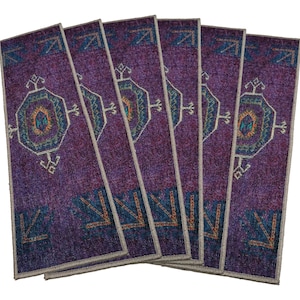 Puede incluir: Juego de seis manteles individuales de color morado y azul con un diseño geométrico. Los manteles individuales tienen un borde con flecos.