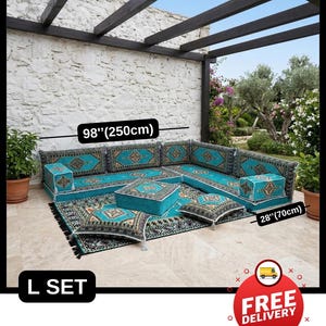 Puede incluir: Un juego de asientos al aire libre en forma de L con cojines turquesa y tela estampada. El juego incluye una alfombra grande, cojines y respaldos. El conjunto mide 250 cm de largo y 70 cm de ancho.