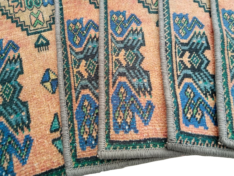 Puede incluir: Primer plano de un conjunto de cuatro alfombras tejidas de colores con patrones geom&eacute;tricos en tonos azules, verdes y naranjas. Las alfombras tienen un borde con flecos y est&aacute;n hechas de un material suave y texturizado.