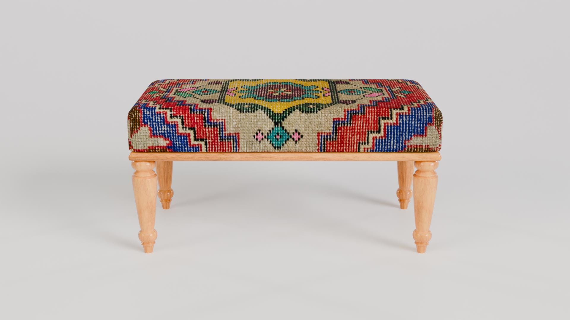 伝統的なキリムベンチ、マルチカラーオットマン、ユニークなキッチン