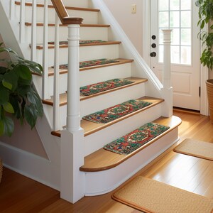 Puede incluir: Un conjunto de cinco peldaños de escalera con un diseño estampado colorido. Los peldaños están colocados en una escalera de madera con una barandilla blanca. Los peldaños están hechos de un material suave y antideslizante, perfectos para agregar un toque de estilo y seguridad a tu hogar.