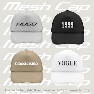 Könnte beinhalten: Vier Trucker-Caps mit unterschiedlichem Text auf der Vorderseite. Die Caps sind weiß, schwarz, beige und hellgrau. Der Text auf den Caps lautet "HUGO", "1999", "Classicismo" und "VOGUE".