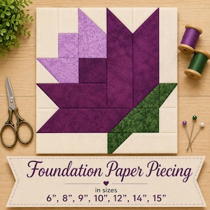 Op de afbeelding: Een vierkant quiltblok met een paars en groen bladontwerp op een crèmekleurige achtergrond. Hieronder staat een banner met de tekst Foundation Paper Piecing in sizes 6", 8", 9", 10", 12", 14", 15". Het blok is omringd door een schaar, garenklosjes en spelden.