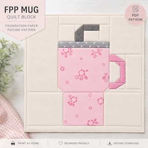 Könnte beinhalten: Ein Quiltblock mit einer rosa Tasse mit Blumenmuster und einem grauen Henkel. Der Text "FPP MUG QUILT BLOCK FOUNDATION PAPER PIECING PATTERN" ist sichtbar. Der Hintergrund ist cremefarben mit einem PDF-Muster-Symbol.