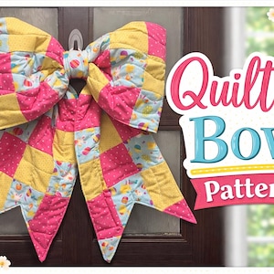 Peut inclure: Un grand nœud matelassé en patchwork rose, jaune et bleu clair est accroché à une porte. Le nœud est fait de carrés de tissu et présente un motif décoratif. Le texte "Quilted Bow Pattern" est visible.