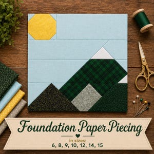 Peut inclure: Un bloc de patchwork en papier à coudre représentant un paysage de montagne avec un soleil jaune, un ciel bleu clair et des sommets en tissu écossais vert. Le texte indique Foundation Paper Piecing in sizes: 6, 8, 9, 10, 12, 14, 15.