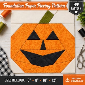 Peut inclure: Un patron de couture en papier représentant une citrouille d'Halloween avec un tissu orange à motifs, une tige verte et des traits noirs sur fond crème. Le texte indique Foundation Paper Piecing Pattern et les tailles 6, 8, 10, 12 pouces.