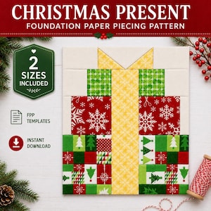 Op de afbeelding: Een foundation paper piecing patroon genaamd CHRISTMAS PRESENT met een quiltblokontwerp van een cadeau. Het blok gebruikt rode stof met witte sneeuwvlokken, groene stof met bomen en een geel lintpatroon. Inclusief FPP-sjablonen.