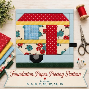 Puede incluir: Un patrón de costura en papel que muestra un diseño de caravana con telas florales rojas, amarillas y azules. El texto dice Foundation Paper Piecing Pattern in sizes: 5, 6, 8, 9, 10, 12, 14, 15. El bloque de patchwork está rodeado de accesorios.