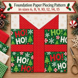 Könnte beinhalten: Ein Foundation-Paper-Piecing-Schnittmuster mit einem Geschenkbox-Motiv aus rotem Stoff mit Punkten, grünem Stoff mit 'HO HO'-Text, Tannenbäumen und Schneeflocken. Das Banner zeigt 'Foundation Paper Piecing Pattern in sizes 6, 8, 9, 10, 12, 14, 15'.