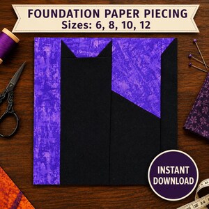 Może przedstawiać: Blok do patchworku metodą papierową z sylwetką czarnego kota na fioletowym, teksturowanym tle. Tekst głosi FOUNDATION PAPER PIECING Sizes: 6, 8, 10, 12 oraz INSTANT DOWNLOAD. Widoczne są przybory do szycia, w tym nożyczki, szpilki i nici.