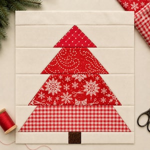 Puede incluir: Un tapiz de tela acolchada con un diseño de árbol de Navidad compuesto por tres secciones triangulares apiladas en patrones rojos y blancos, incluyendo copos de nieve, tijeras y cuadros vichy, sobre un fondo crema de paneles horizontales.