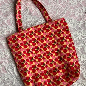 Sac fourre-tout aux fraises | sac à provisions | respectueux de l&#39;environnement | réutilisable | cadeau pour elle | Noël | cadeau pour les moins de 20 ans | coton | sac uni | petite amie