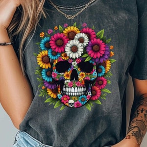 Schädel und Blume t, Schädel-T-Shirt, Schädel und Blumen-Shirt, Halloween-T-Shirt, Schädel-Halloween-Shirt, Schädel-Blumen-Shirt, Komfortfarben.