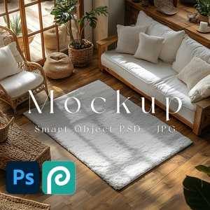Könnte beinhalten: Ein weißer, flauschiger Teppich mit dem Text "Mockup Smart Object PSD JPG" auf einem Holzboden. Der Teppich liegt vor einem weißen Sofa mit Kissen.