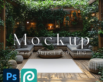 Könnte beinhalten: Ein Mockup-Bild eines weißen Teppichs auf einem Holzdeck in einer üppigen, grünen Außenumgebung. Der Teppich ist von Korbmöbeln und Topfpflanzen umgeben. Der Text "Mockup Smart Object PSD JPG" ist im Bild sichtbar.