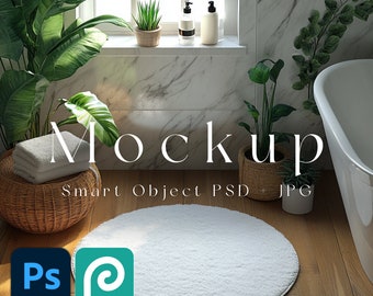 Könnte beinhalten: Mockup eines weißen Badezimmerteppichs mit einem Weidenkorb, Handtüchern und Pflanzen im Hintergrund. Der Text "Mockup Smart Object PSD + JPG" ist auf dem Bild zu sehen.