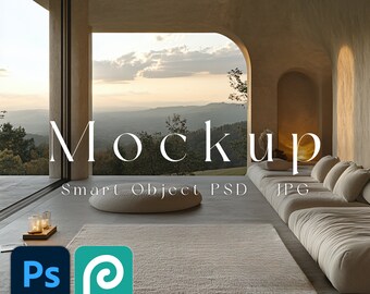 Könnte beinhalten: Ein Mockup-Bild eines Wohnzimmers mit einem großen Fenster, das einen Blick auf eine Berglandschaft bietet. Der Raum verfügt über eine weiße Couch mit Kissen, einen runden Hocker und einen Teppich. Der Text "Mockup Smart Object PSD JPG" wird in der Mitte des Bildes angezeigt.