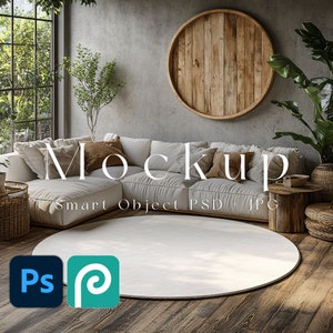 Könnte beinhalten: Ein weißes, sechsteiliges Sofa mit braunen Kissen steht in einem Wohnzimmer mit einer großen runden Holzdekoration an der Wand, einer Topfpflanze und einem runden weißen Teppich. Der Text "Mockup Smart Object PSD JPG" ist auf dem Sofa sichtbar.