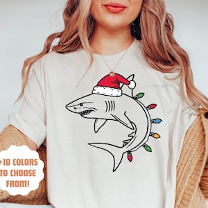 クリスマス シャーク シャツ | ホリデー シャーク T シャツ | サンタ ハット シャーク T シャツ | クリスマス シャーク T シャツ | シャーク好きへのギフト | クリスマス シャーク シャツ