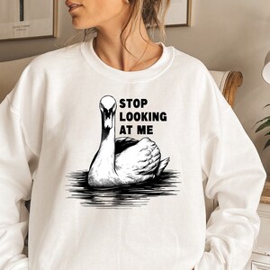 Pare de me olhar cisne suéter | Crewneck engraçado da cisne | Camisola engraçada do pássaro | Amante de natureza camiseta de &lt;br&gt; Entrega Rápida? Presente do amante dos animais selvagens | Camisa peculiar de cisne