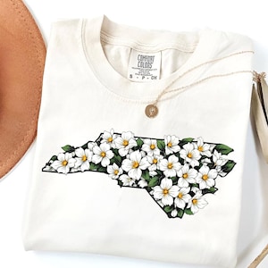 Chemise à fleurs Caroline du Nord Comfort Colors | à fleurs NC State | -shirt en cornouiller | Fierté de la Caroline du Nord | Chemise carte de l'État des États-Unis
