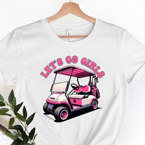 情熱的な女性ゴルファーのための Let's Go Girls ピンク ゴルフ カート T シャツ | 女性用ゴルフ シャツ | ゴルフ バチェロレッテ パーティー | ゴルフ ガールズ | 女性用ゴルフ ギフト