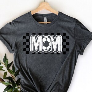 Fußball Mom Shirt | Fußball-Spieltag-Shirt | Geschenk für Fußball Mama | Sport Mom Tee | Fußball Liebhaber Geschenk | Fußball-Trikot kariert | Fußball T-Shirt