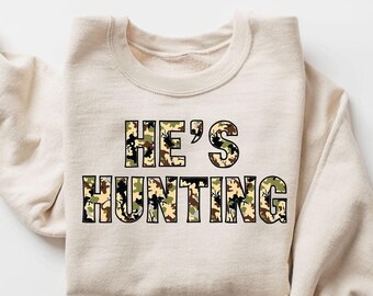 Er jagt Sweatshirt | Jagd Frau Pullover | Lustiges Jagd-Saison-Sweatshirt | Abandoned Wives Club Pullover | Jäger Freundin Geschenk