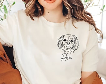 Puede incluir: Una camiseta blanca con un dibujo lineal de un perro Cavalier King Charles Spaniel y el nombre "Rosie" impreso en la parte delantera.