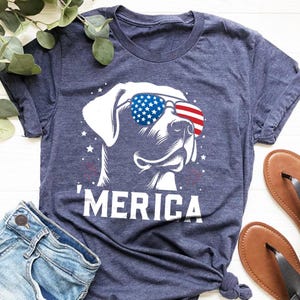 Koszulka Labrador Retriever 'Merica | Koszulka dla psa 4 lipca | Patriotyczna koszulka z labradorem | Koszulka dla psa z amerykańską flagą | Prezent dla miłośnika psów w USA | Koszulka dla psa