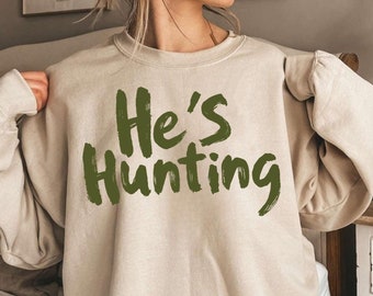 Er jagt Sweatshirt | Jagd Frau Pullover | Lustiges Jagd-Sweatshirt | Jäger Freundin Geschenk | Jagd-Witwen-Pullover