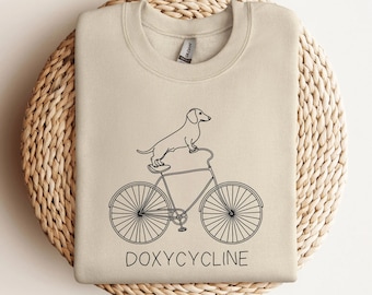 Sudadera de pun de farmacia de doxiciclina / Dachshund en bicicleta / Camisa de farmacéuticos / Veterinaria / Regalo de farmacia / Regalo de farmacéuticos y técnicos