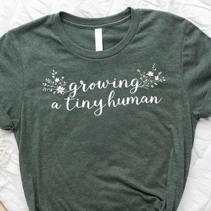 Koszulka Growing A Tiny Human | Koszulka ciążowa | Koszulka ciążowa z motywem kwiatowym | Koszulka Baby Reveal | Prezent dla przyszłej mamy | Koszulka na baby shower