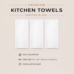 K&ouml;nnte beinhalten: Drei wei&szlig;e K&uuml;chent&uuml;cher mit dickem Gitterstrickmuster. Die T&uuml;cher bestehen aus 100 % Polyester und messen 40,6 cm x 63,5 cm. Der Text "PREMIUM KITCHEN TOWELS CRAFTED IN USA" ist &uuml;ber den T&uuml;chern zu sehen.