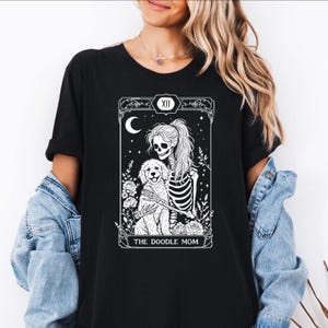 T-shirt de maman Goldendoodle squelette | Chemise de tarot Goldendoodle | pour chien Halloween griffonnage | T-shirt pour amoureux Goldendoodle | Cadeau pour maman doodle