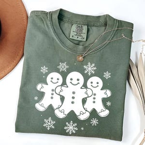 Chemise couleur pain d'épice Comfort Colors | Jolie chemise de Noël | -shirt Bonhomme en pain d'épice | -shirt des Fêtes pour femmes | Cadeau pour boulanger | Chemise de Noël