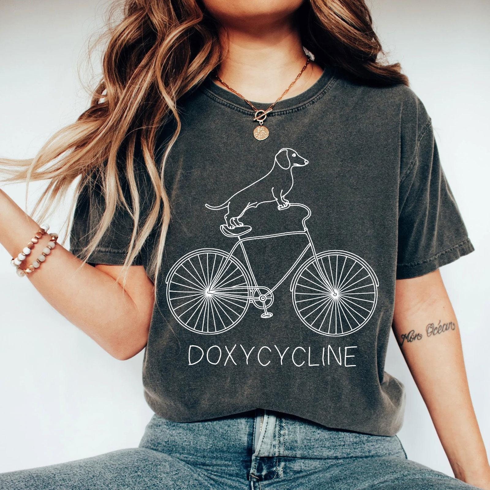 Camiseta con juego de palabras sobre doxiciclina / Camiseta con bicicleta de perro salchicha / Regalo divertido de farmacéutico / Camiseta divertida de veterinario / Camiseta de técnico de farmacia / Camiseta de estudiante de veterinaria