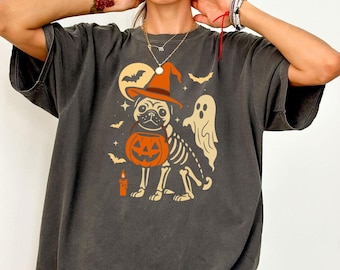 Camiseta de Halloween con esqueleto de carlino en colores cómodos, divertida y espeluznante, para amantes de los perros en Halloween, para carlino en otoño, espeluznante.