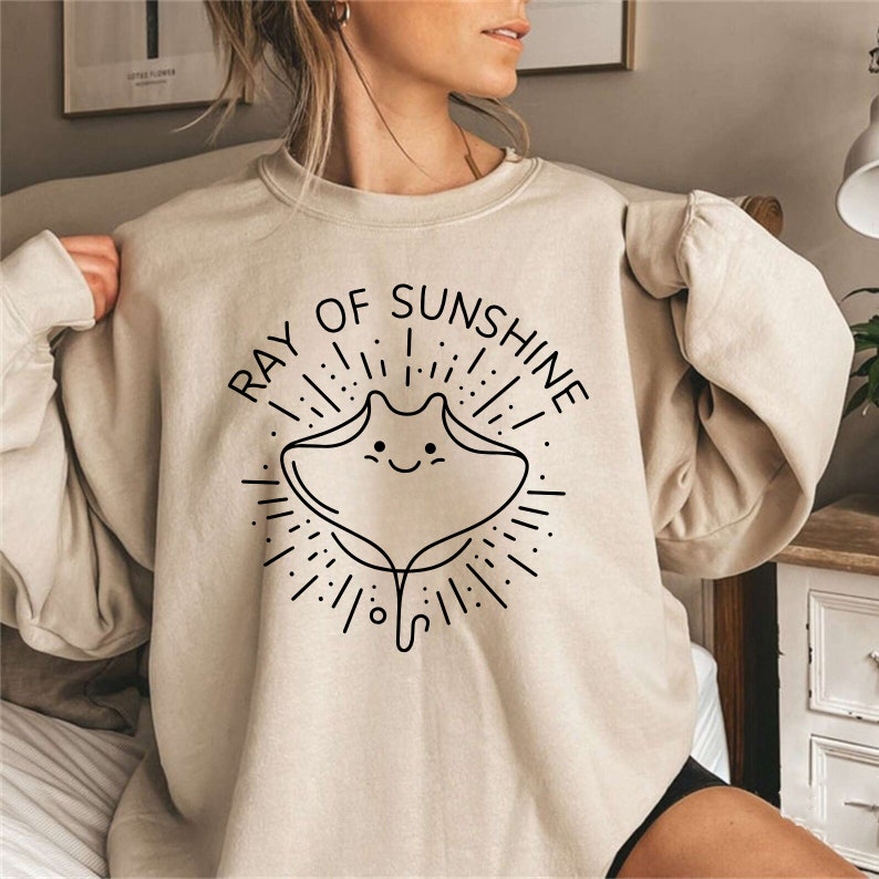 Straal van zonneschijn Sweatshirt | Mantaray trui | Oceaanliefhebber | Zomer marineshirt | Strandreis essentieel | Sea Life trui, Manta Ray cadeau afbeelding 2