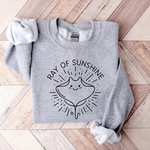 Straal van zonneschijn Sweatshirt | Mantaray trui | Oceaanliefhebber | Zomer marineshirt | Strandreis essentieel | Sea Life trui, Manta Ray cadeau afbeelding 4