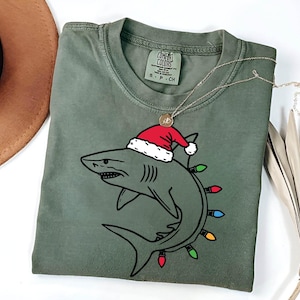 Comfort Colors クリスマス シャーク シャツ | シャーク ラバー クリスマス T シャツ | フェスティバル シャーク クリスマス シャツ | クリスマス シャーク T シャツ | クリスマス用シャーク ギフト