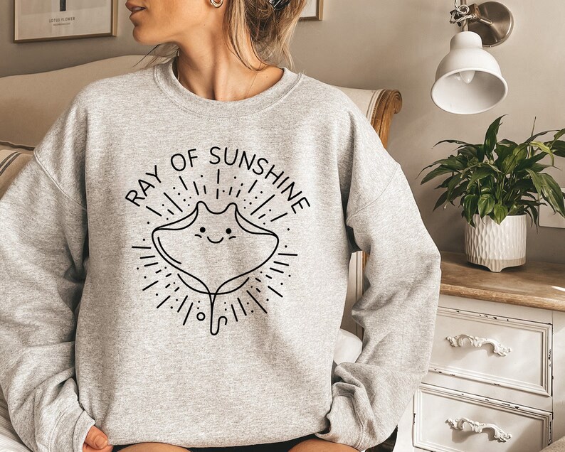 Straal van zonneschijn Sweatshirt | Mantaray trui | Oceaanliefhebber | Zomer marineshirt | Strandreis essentieel | Sea Life trui, Manta Ray cadeau afbeelding 3
